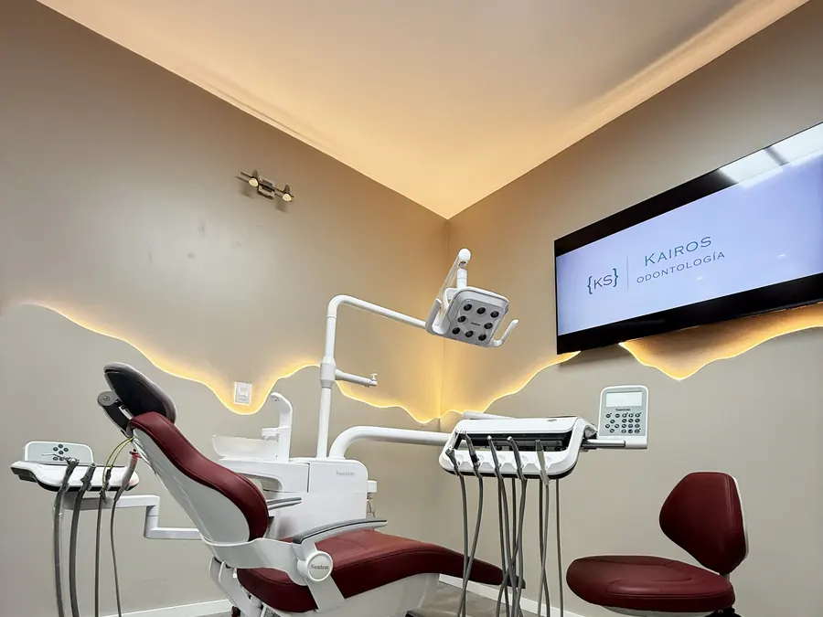 Box odontológico de Kairos Odontología con sillón y pantalla