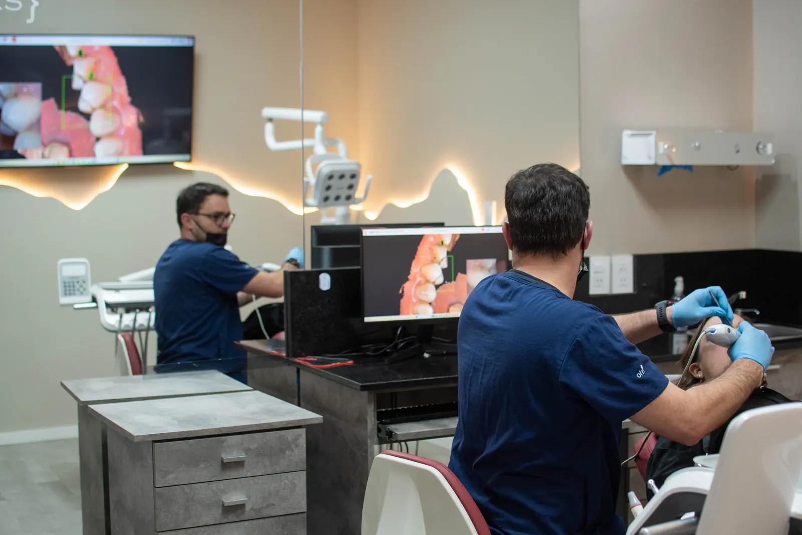 Consultorio de Kairos Odontología con escáner intraoral en uso, Rosario