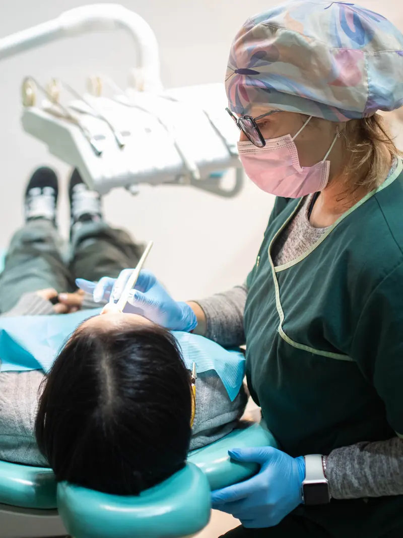 Odontóloga escaneando la boca de un paciente en Kairos Odontología