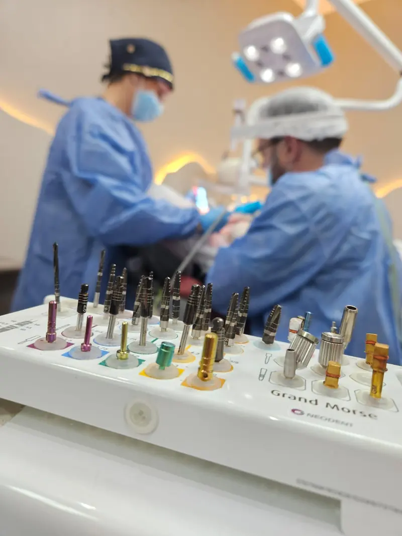 Cirugía de implantes con instrumental preparado en Kairos Odontología